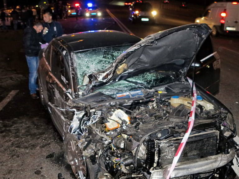 В Киеве на бульваре Дружбы Народов пьяный водитель Audi врезался в Subaru, есть жертвы (ФОТО)