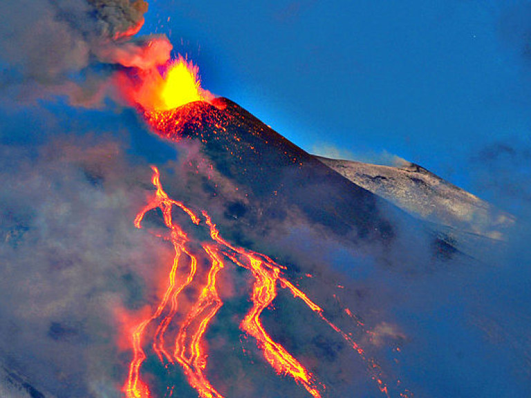 В сети появилось видео извержения вулкана Этна на Сицилии (ВИДЕО)