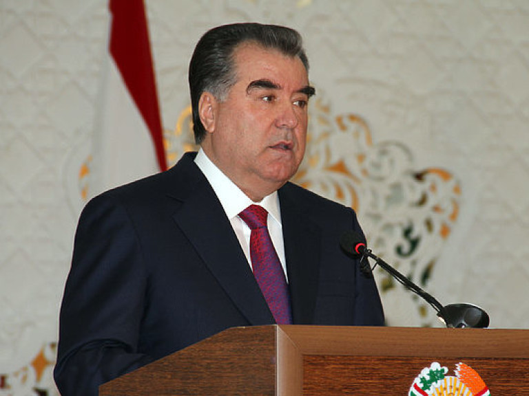 Таджики согласились на бессменное президентство Рахмона