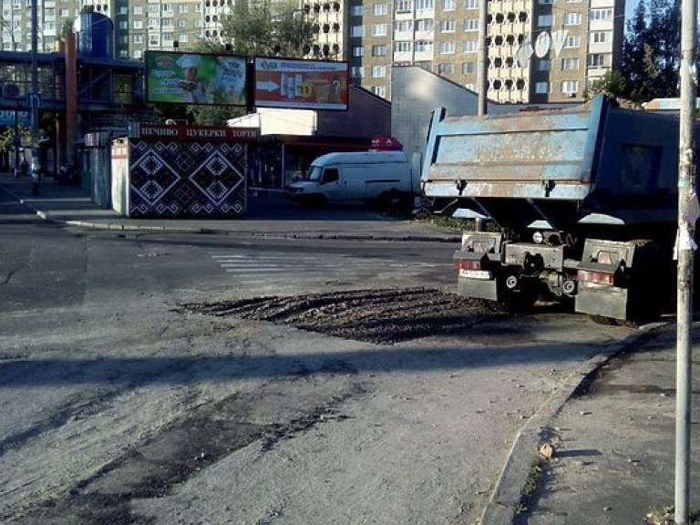 В Киеве на перекрестке провалился асфальт (ФОТО)