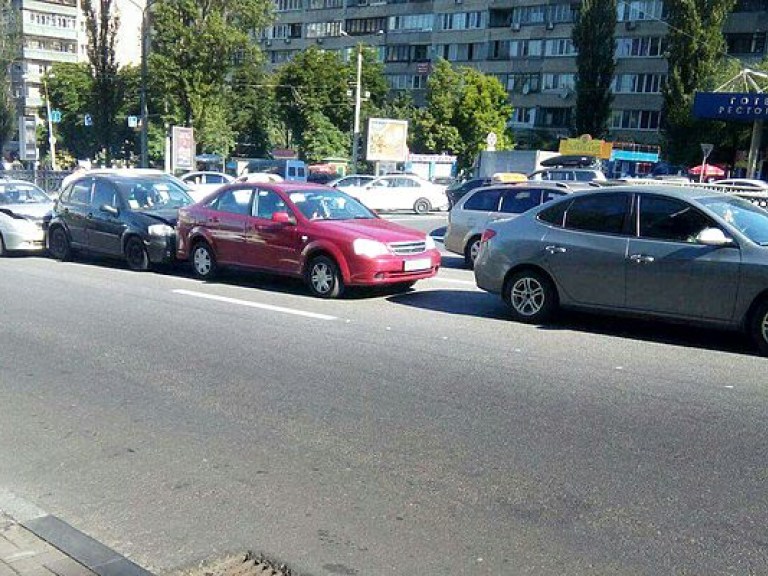 В Киеве на улице Петлюры столкнулись 4 автомобиля, поток машин застрял в пробке (ФОТО)