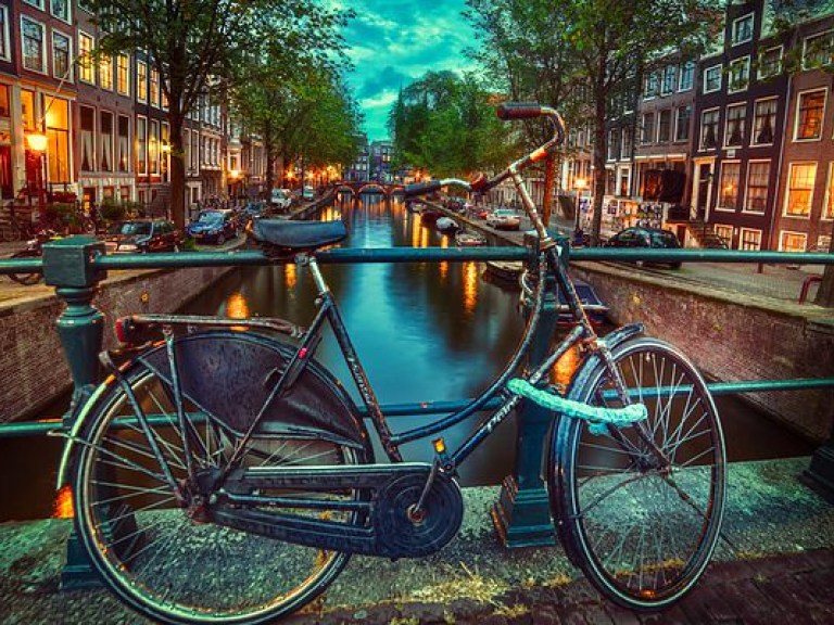 В Нидерландах велосипедистам запретили пользоваться в дороге мобильными телефонами