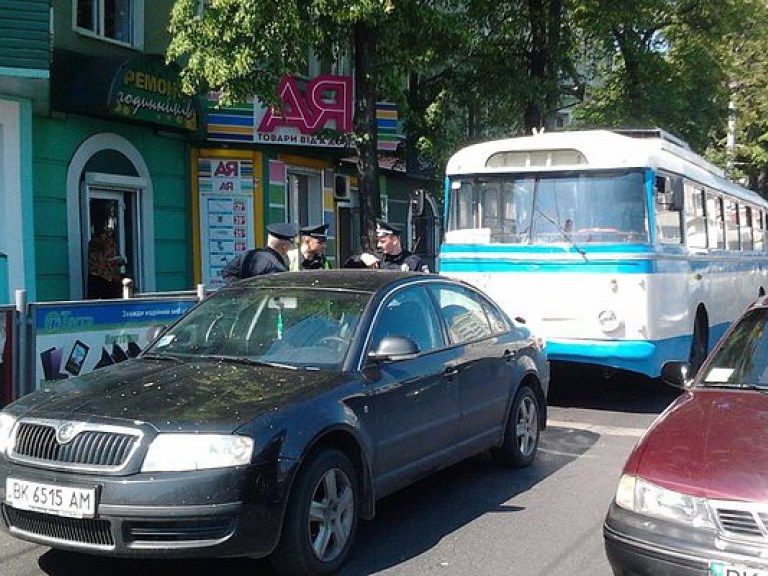 В Ровно троллейбус столкнулся с автомобилем, образовалась пробка (ФОТО)