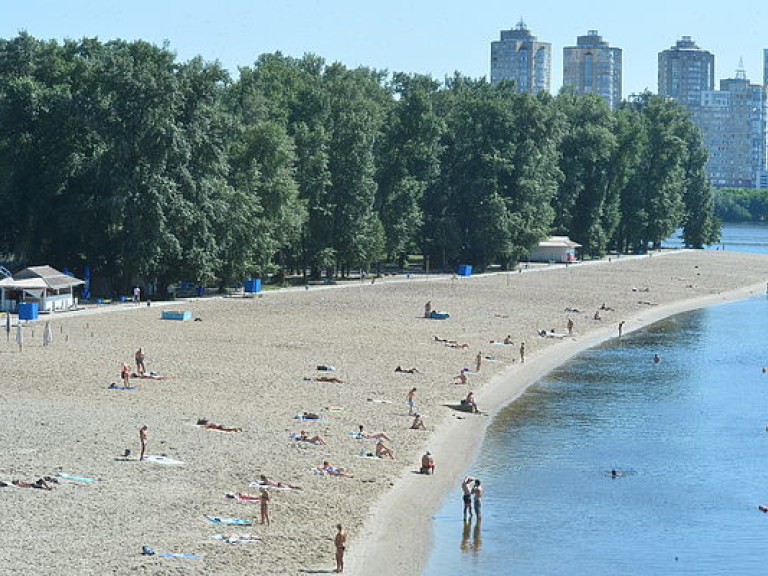 В Киеве разрешили купаться на десяти пляжах