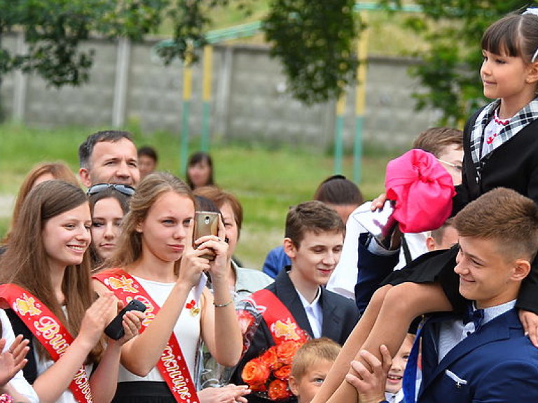 Сегодня в украинских школах прозвенел последний звонок