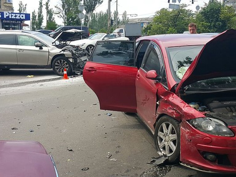 В Киеве на перекрестке улиц Бастионной и Киквидзе столкнулись Subaru и Seat, есть пострадавшие (ФОТО)