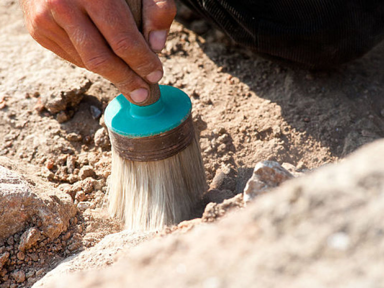 Археологи раскопали в Ровно старинную посуду XV-XVІ века