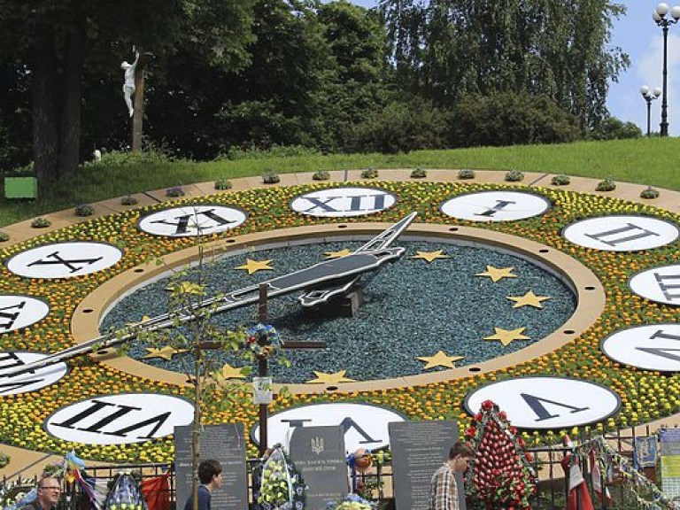 Коммунальщики обновили самые большие цветочные часы Киева (ФОТО)