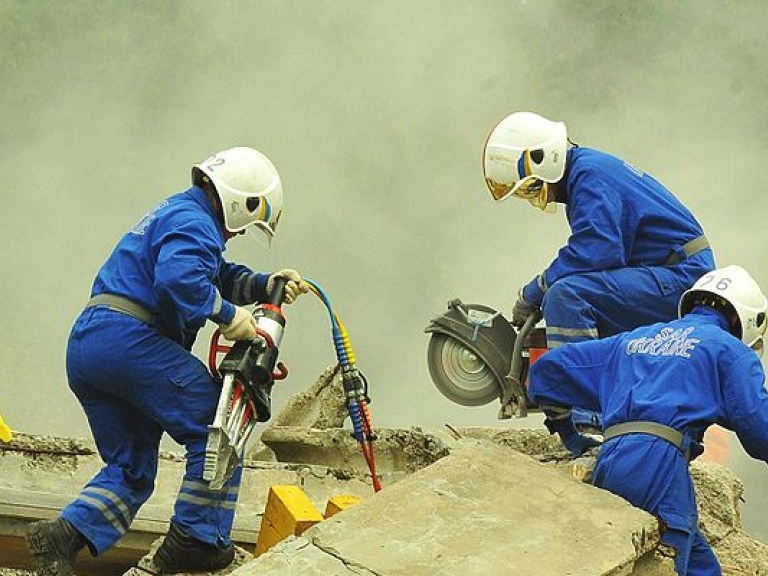 В ГСЧС заявили, что поиски спасателей на свалке во Львове продолжаются