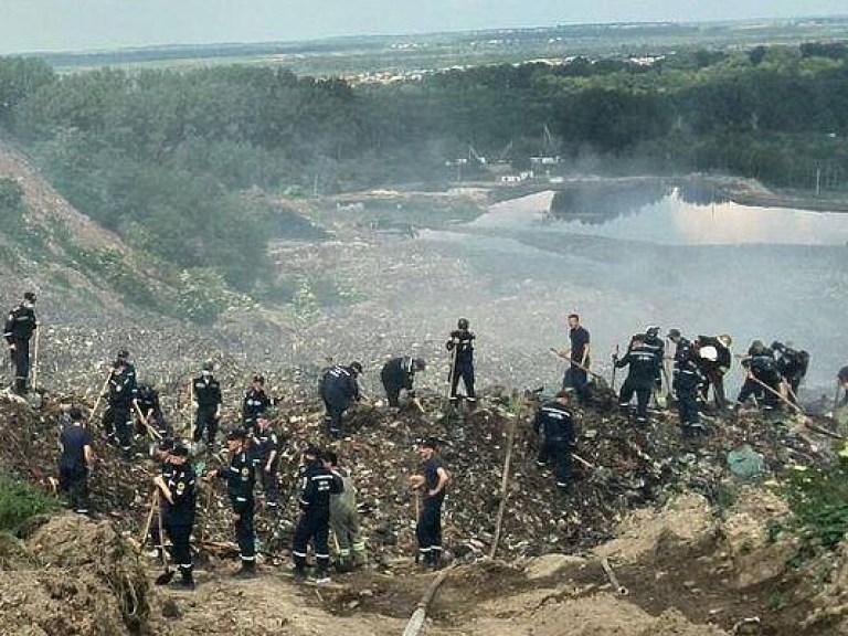 На свалке под Львовом нашли тело третьего спасателя