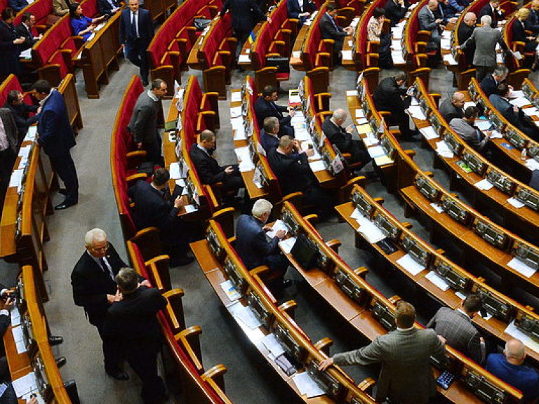 Парубий открыл заседание парламента, в зале &#8212;  324 депутата