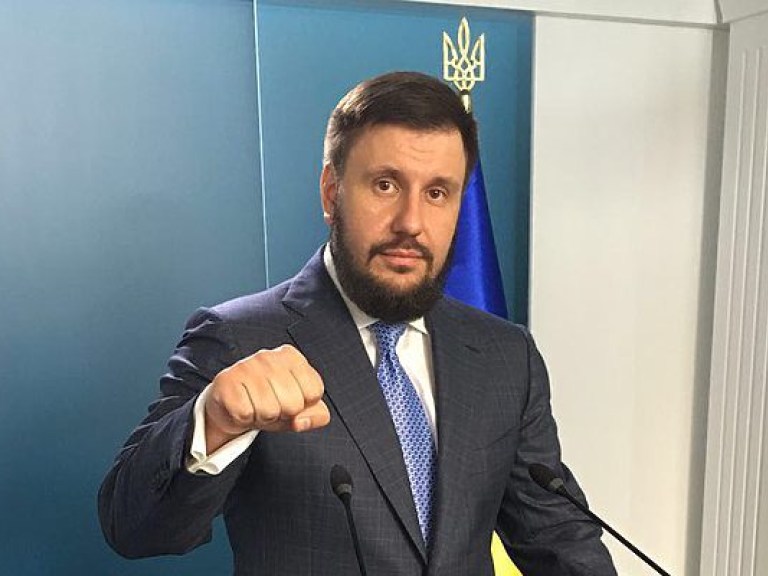 Клименко показал видео об олигархах и передал привет Порошенко