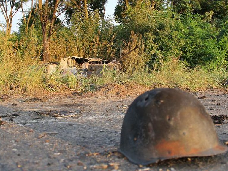 В Станице Луганской в результате обстрела ранен украинский военный и загорелся жилой дом