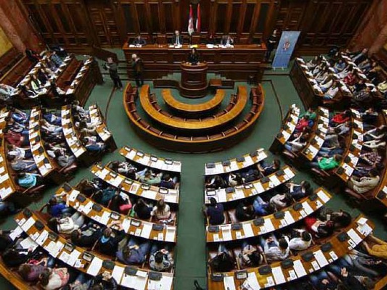 В Сербии новый парламент принес присягу