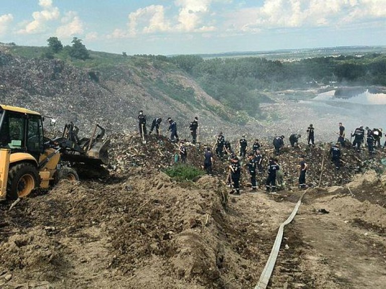 На Грибовицкой свалке укрепили дамбу (ВИДЕО)