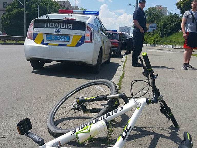 В Киеве на Индустриальном мосту водитель не заметил велосипедиста и сбил его дверью (ФОТО)