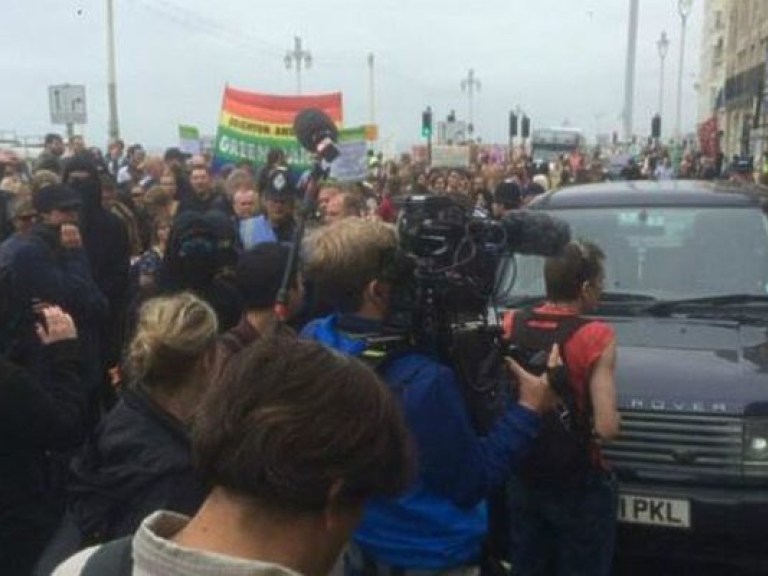 В  Польше и Англии прошли масштабные митинги (ФОТО)