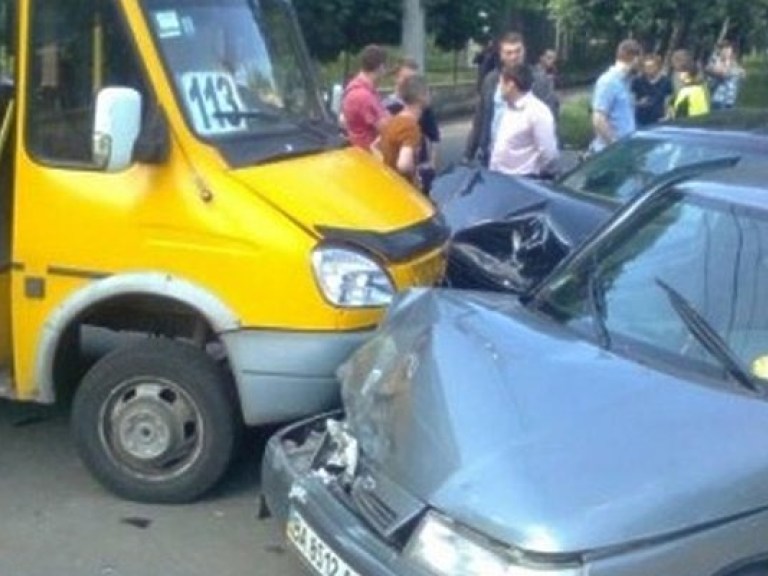 В Кировограде столкнулись два автомобиля и две маршрутки: есть пострадавшие (ФОТО)