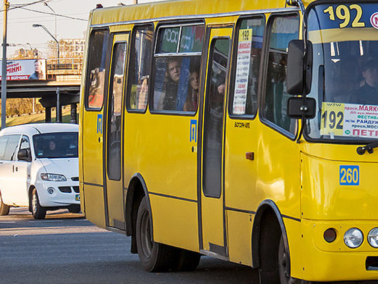 В Киеве из маршрутки выпала пассажирка и попала в реанимацию