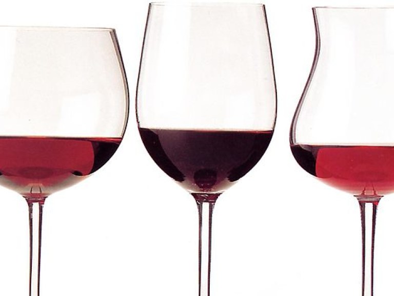 Ученые назвали большие бокалы одной из причин алкоголизма