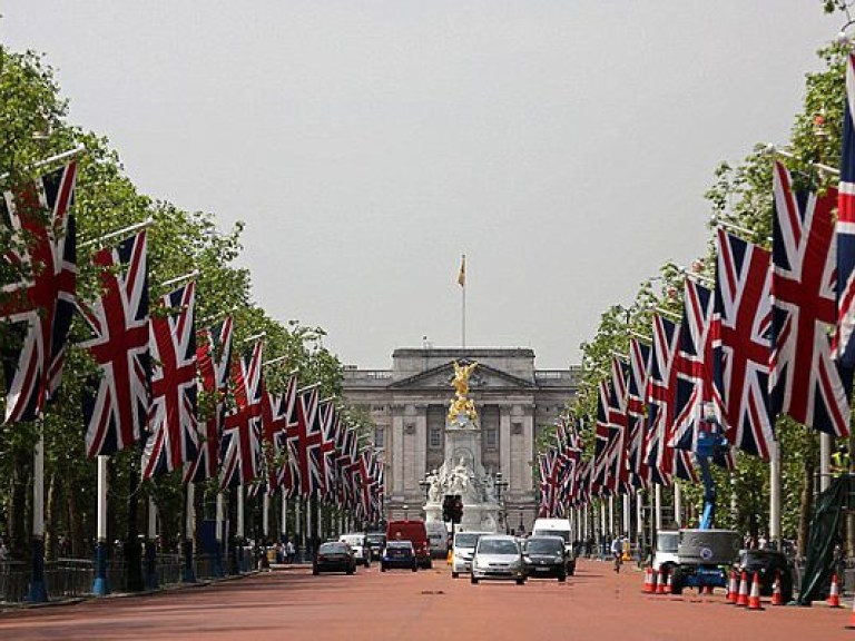 К юбилею королевы Лондон украсили тысячами флагов (ФОТО)