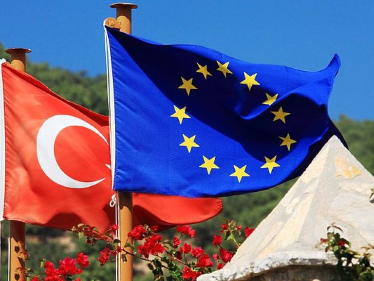 Эксперт рассказал, какую карту разыгрывает Турция в переговорах о безвизовом режиме с ЕС