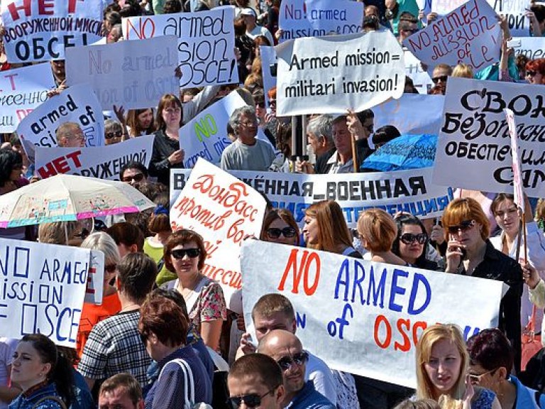 В Донецке прошел массовый митинг против введения вооруженной миссии ОБСЕ на Донбасс