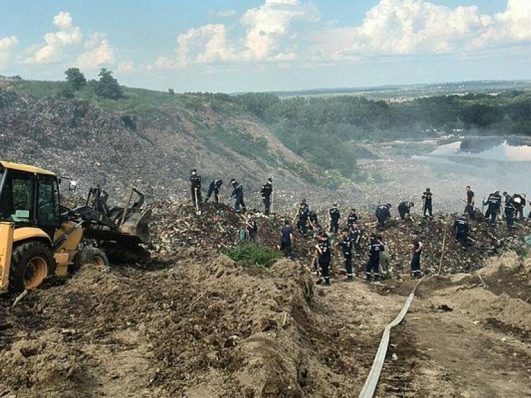 На Грибовической свалке более 100 спасателей продолжают поисковые работы