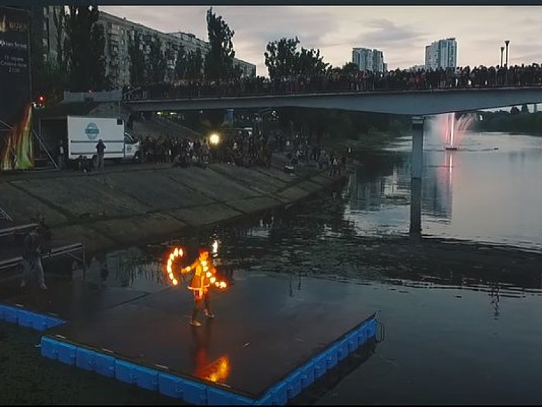 В Киеве на Русановском канале показали огненное шоу (ВИДЕО)