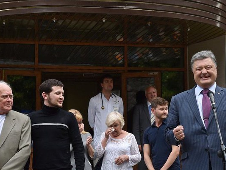Порошенко пообещал освободить Сенцова и Кольченко