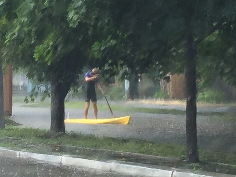 В Измаиле во время ливня затопило улицы, движение транспорта затруднено (ФОТО)