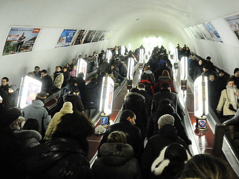 В киевском метро была остановлена работа эскалатора из-за застрявшей женской юбки