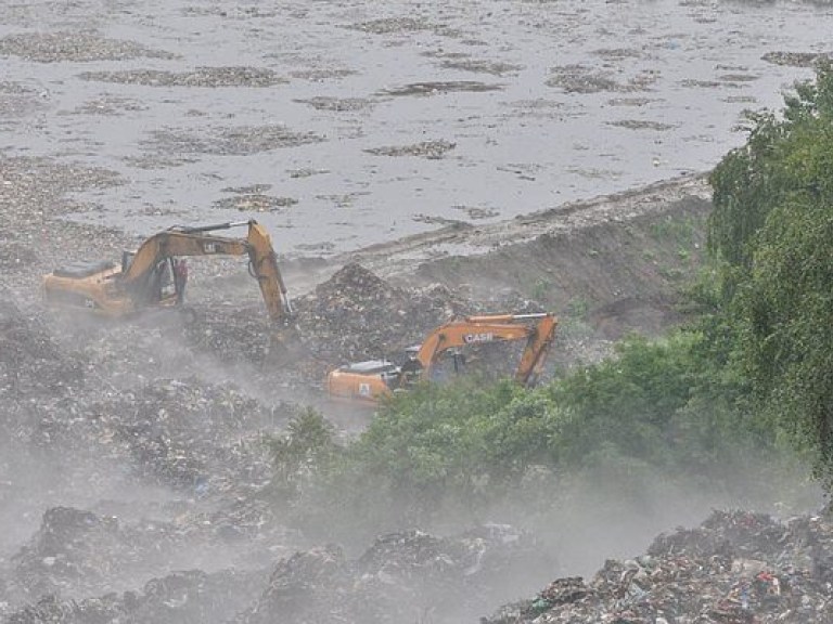Спасатели продолжают поиски коммунальщика на свалке вблизи Львова