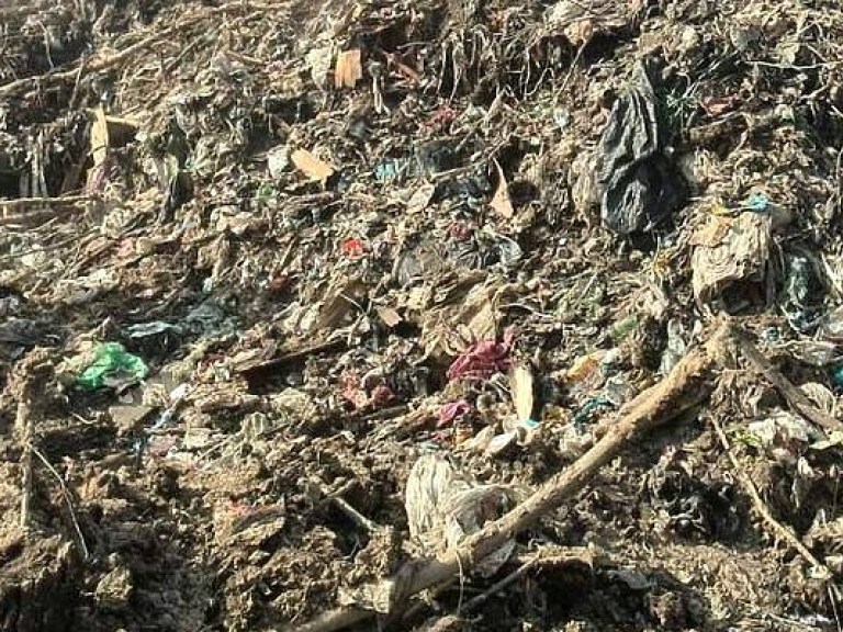 Почти 40 спасателей продолжают поиски человека на свалке под Львовом