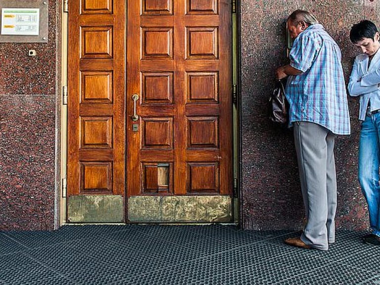 В банке «Хрещатик» попросили клиентов забрать ценные вещи из сейфов