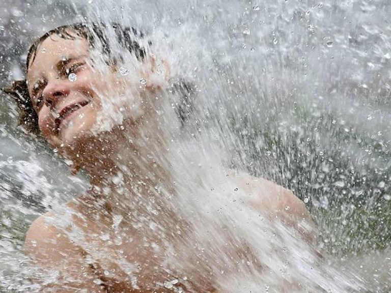 Купание в холодной воде после жары может вызвать спазм сосудов и сердечный приступ