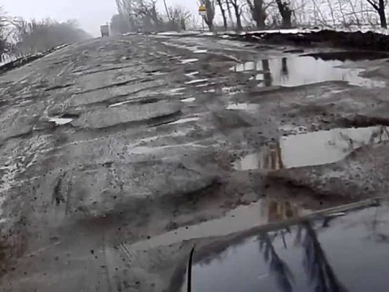 Гройсман представил ТОП-10 самых разваленных дорог Украины (ФОТО)