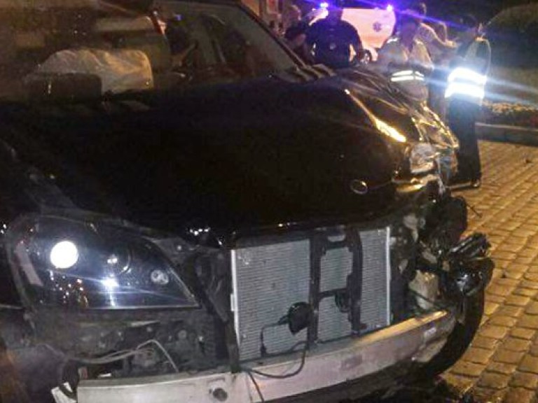 На Европейской площади в Киеве столкнулись Daewoo и Mercedes, есть погибшие (ФОТО)