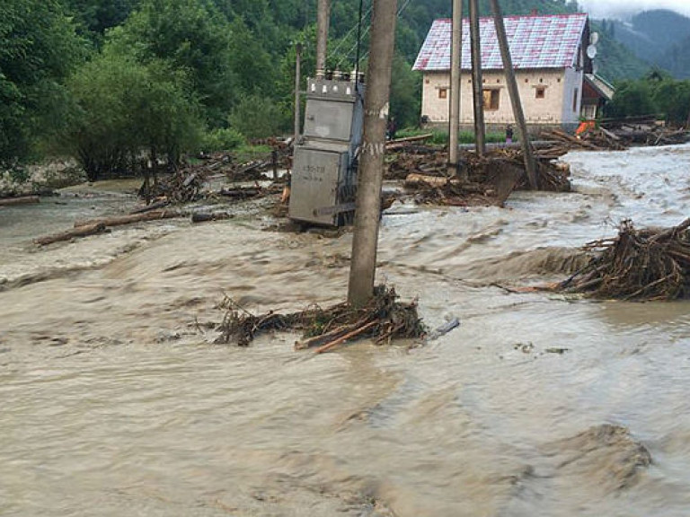 В результате сильного ливня на Закарпатье подтоплены более 30 домов, повреждены опоры двух мостов (ФОТО, ВИДЕО)