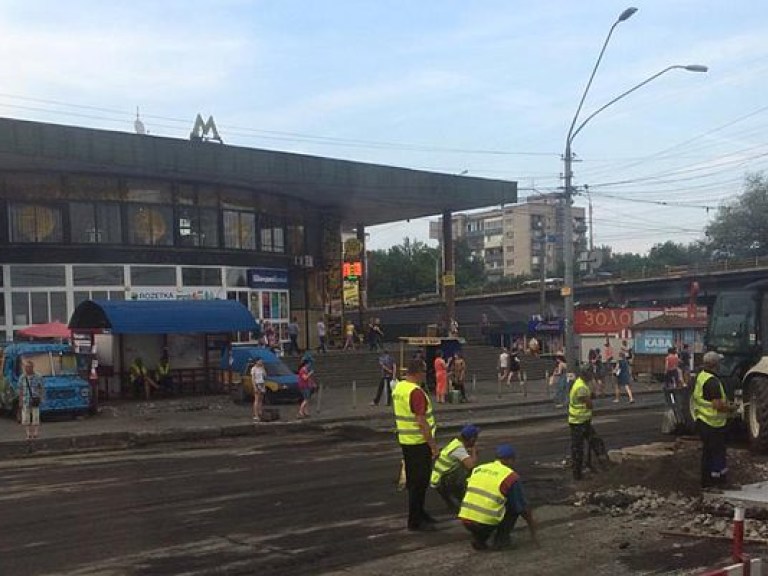 В Киеве из-за ремонта дороги на проспекте Победы образовалась пробка (ФОТО)