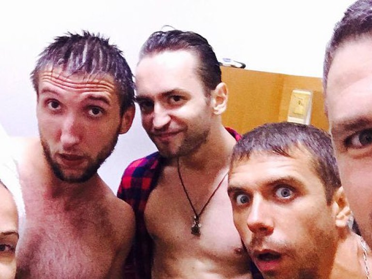 Арсен Мирзоян вместе с музыкантами прыгнул в бассейн (ВИДЕО)