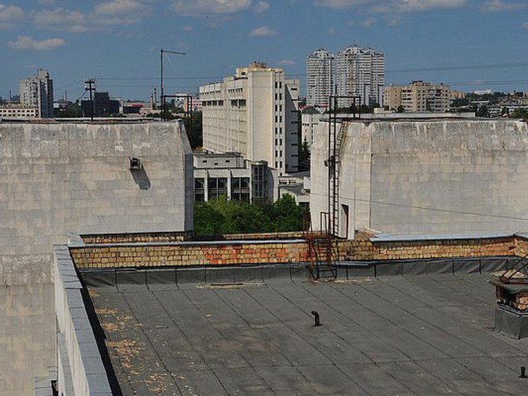 В Житомире мужчина выбросился с крыши многоэтажки