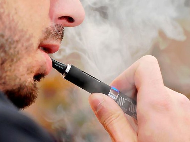 Курение электронных сигарет повышает риск простуды — медики