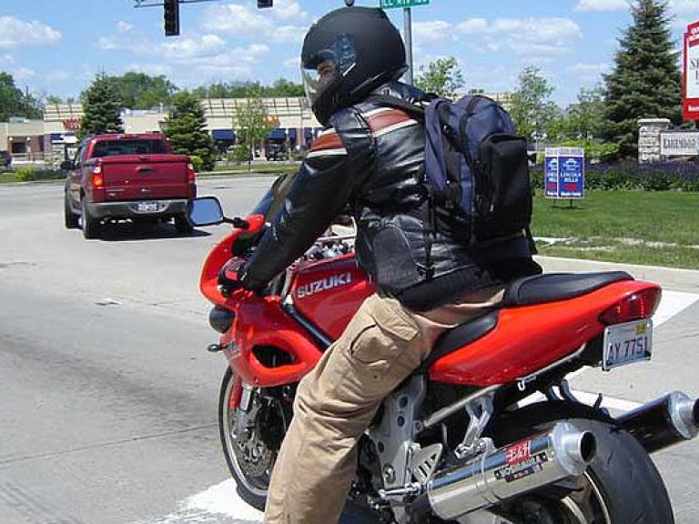 В Киеве двое мотоциклистов ограбили девушку на «Infiniti»