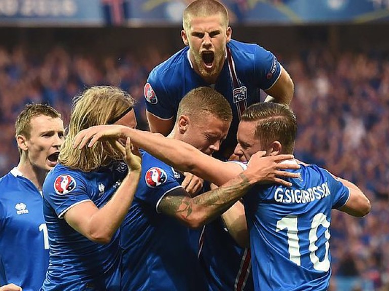 На четвертьфинал Евро-2106 выехало более 10% населения Исландии