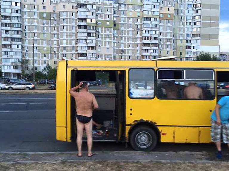 В маршрутке на Позняках полуголые мужчины устроили застолье (ФОТО)