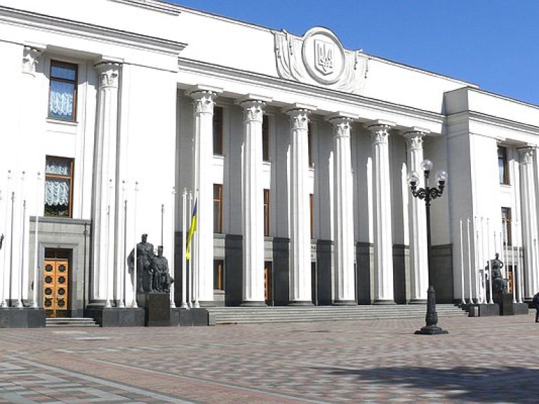 Рада сегодня рассмотрит снятие неприкосновенности с Онищенко и увольнения судей