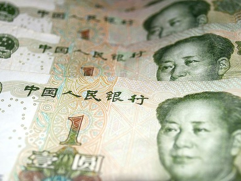 Китай понизил курс юаня до показателя 2010 года