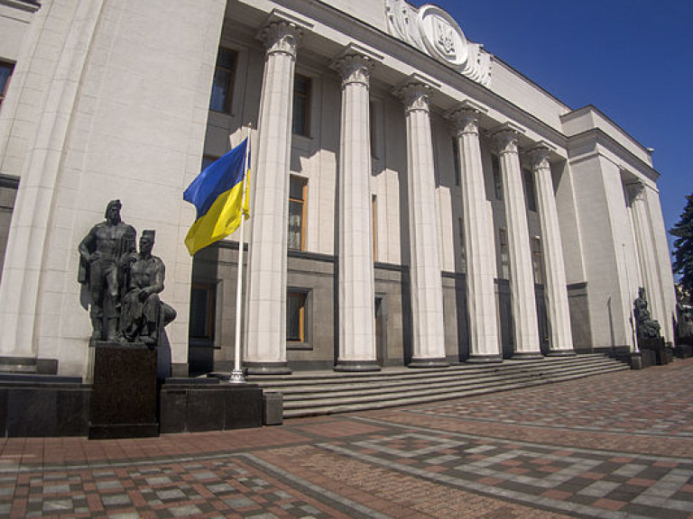 Работа парламента в Украине выгодна лишь власти, но не населению &#8212; политолог