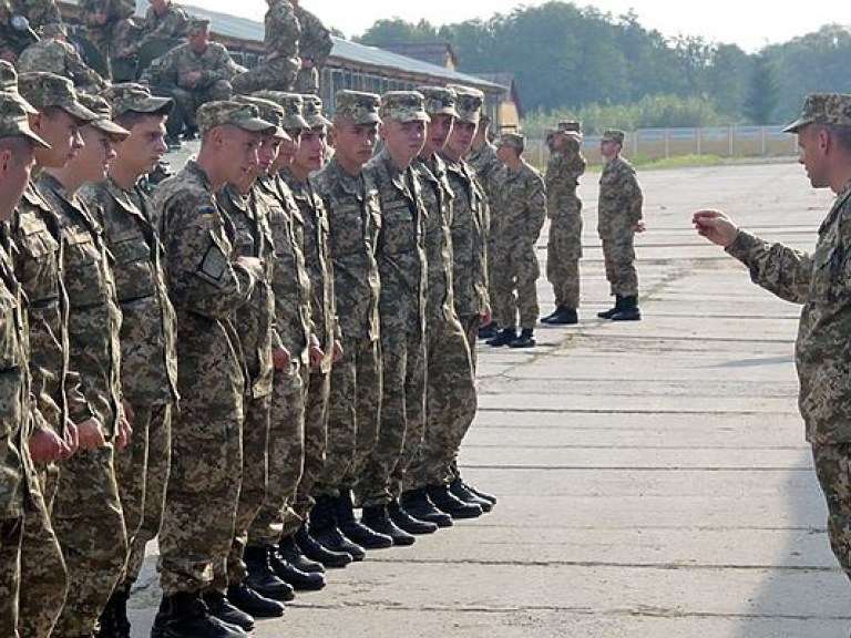 Великобритания подготовит тысячу украинских военных до марта 2017 года